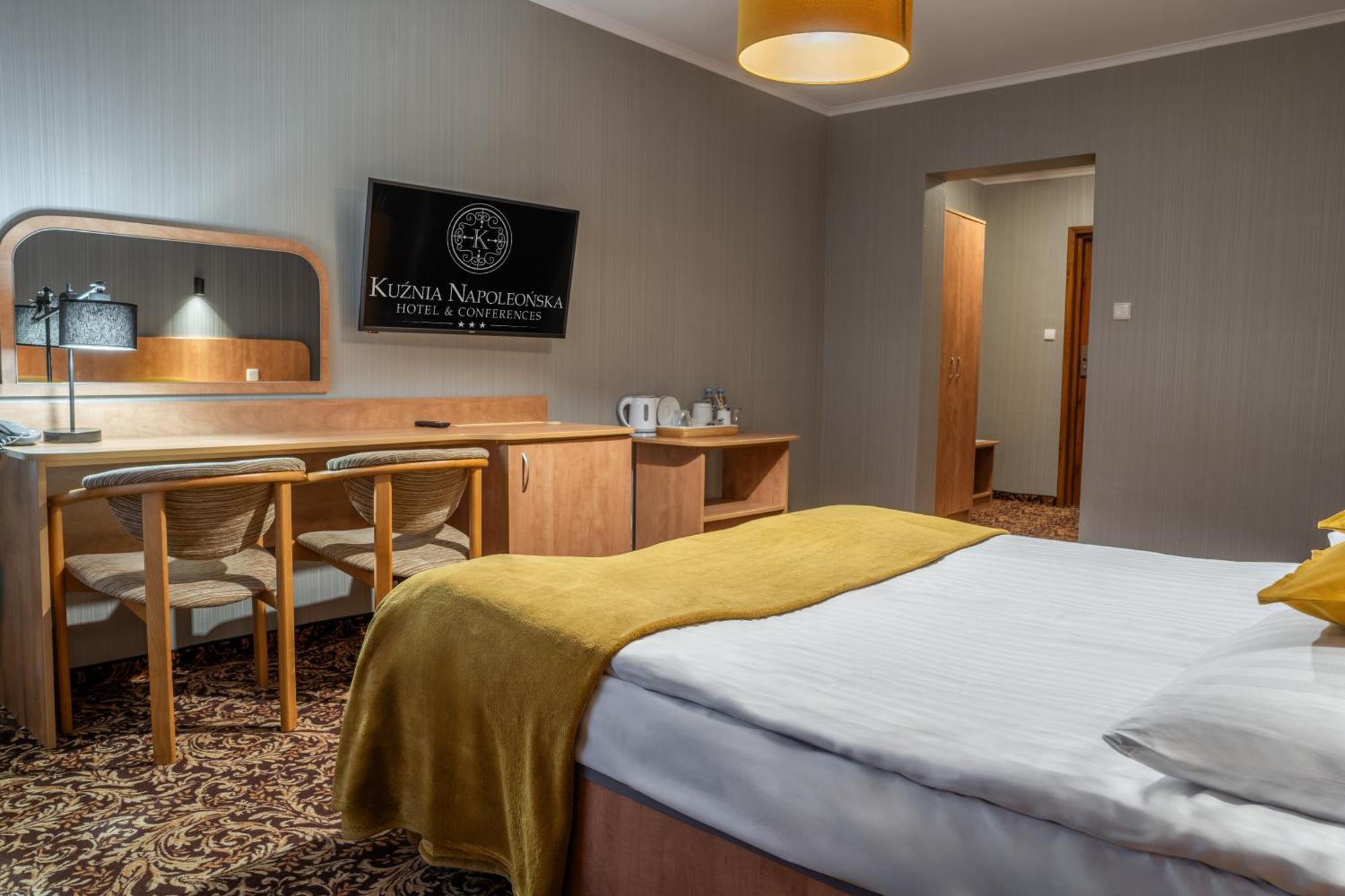 Hotel Kuznia Napoleonska Тересин Экстерьер фото
