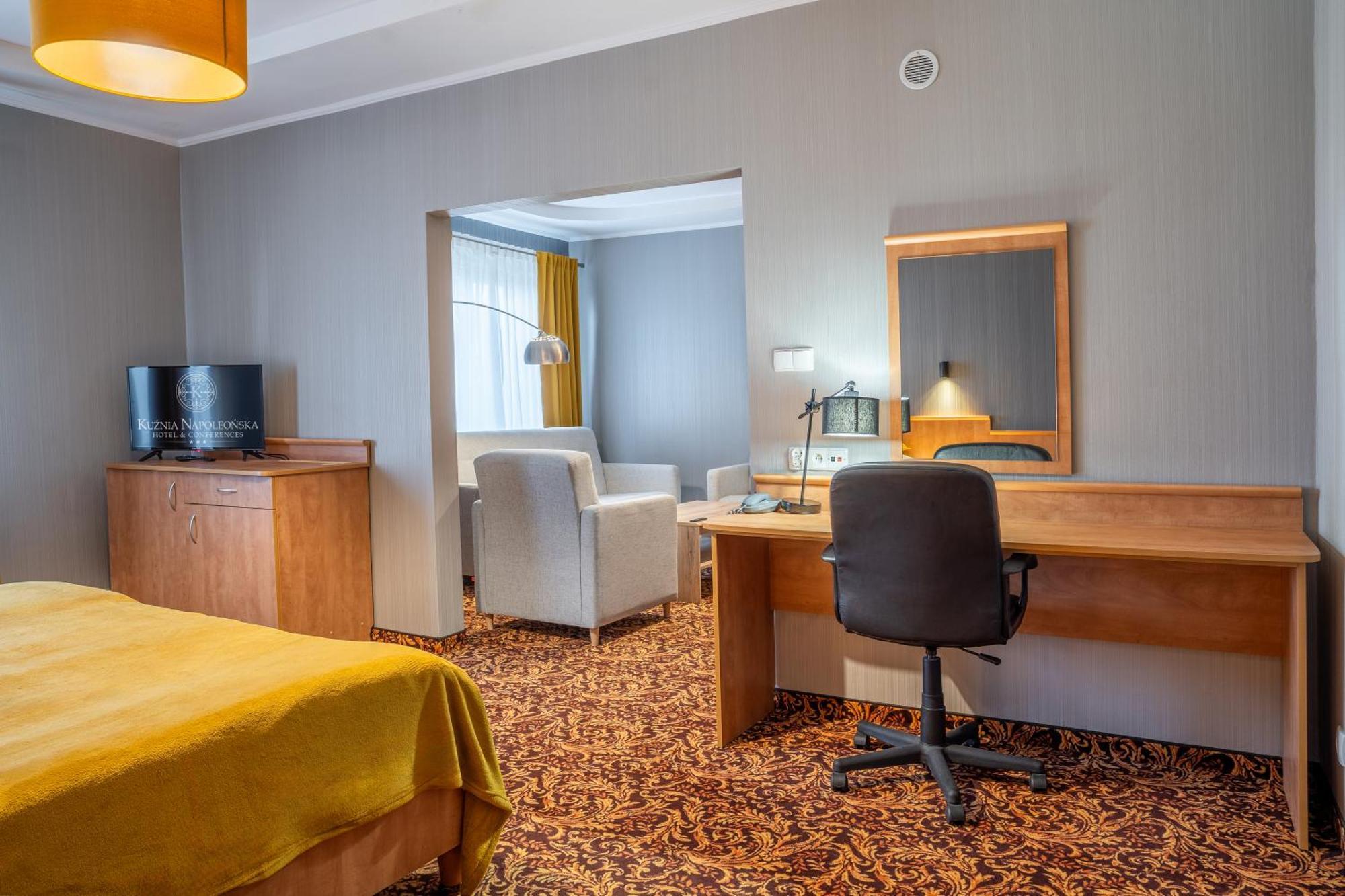 Hotel Kuznia Napoleonska Тересин Экстерьер фото