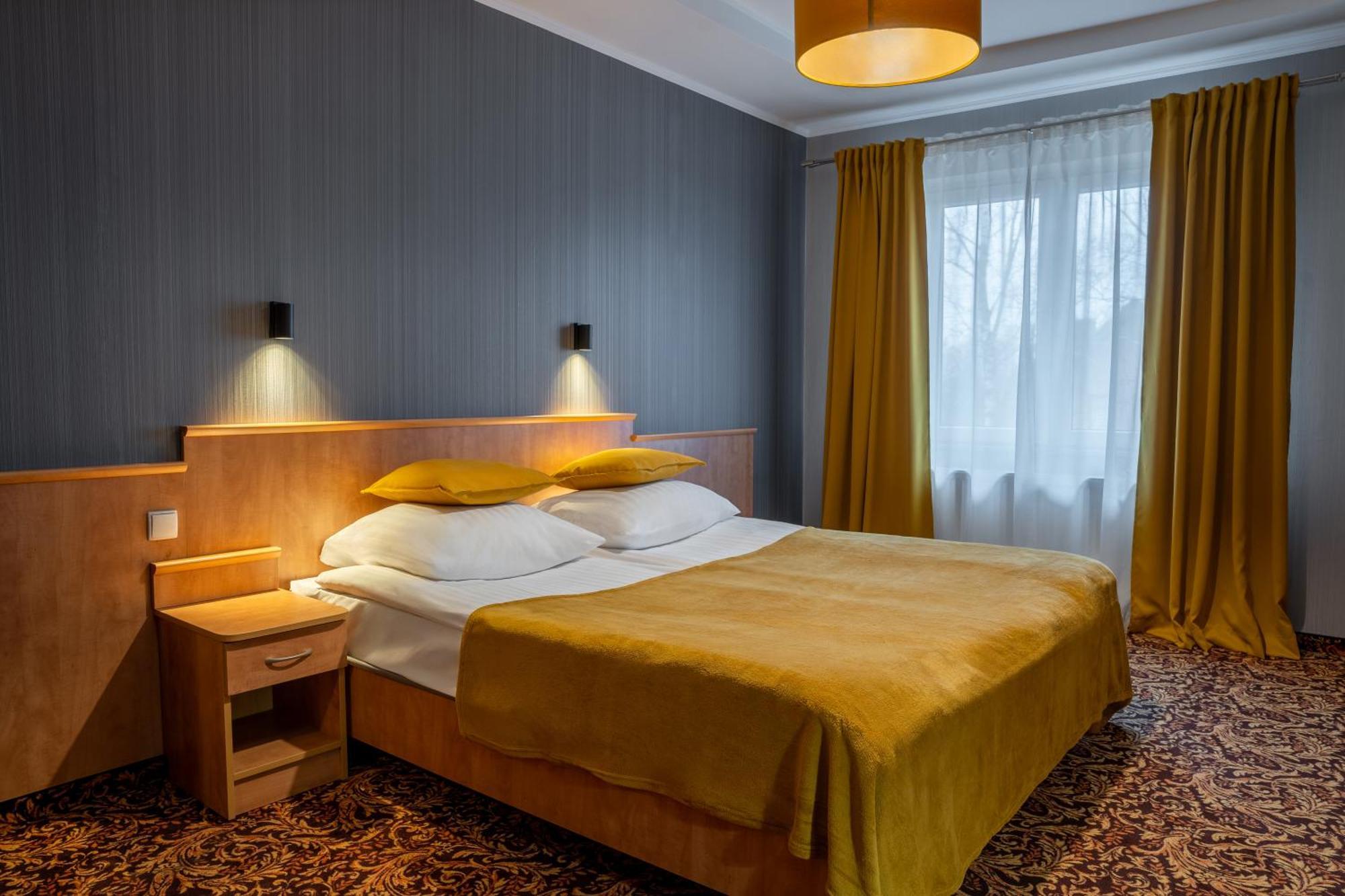 Hotel Kuznia Napoleonska Тересин Экстерьер фото